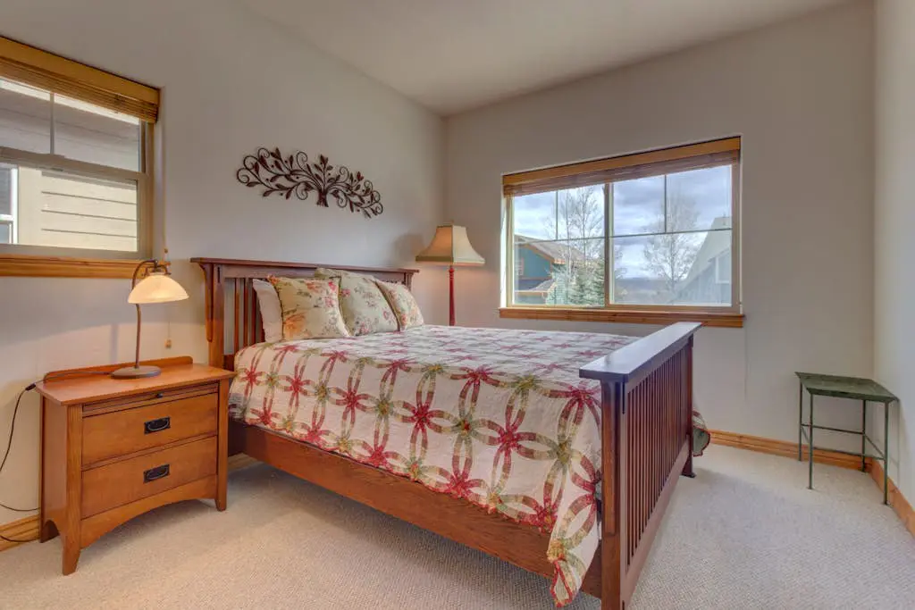 Comfortable Family Home with Private Hot Tub - Community Pool & Gym