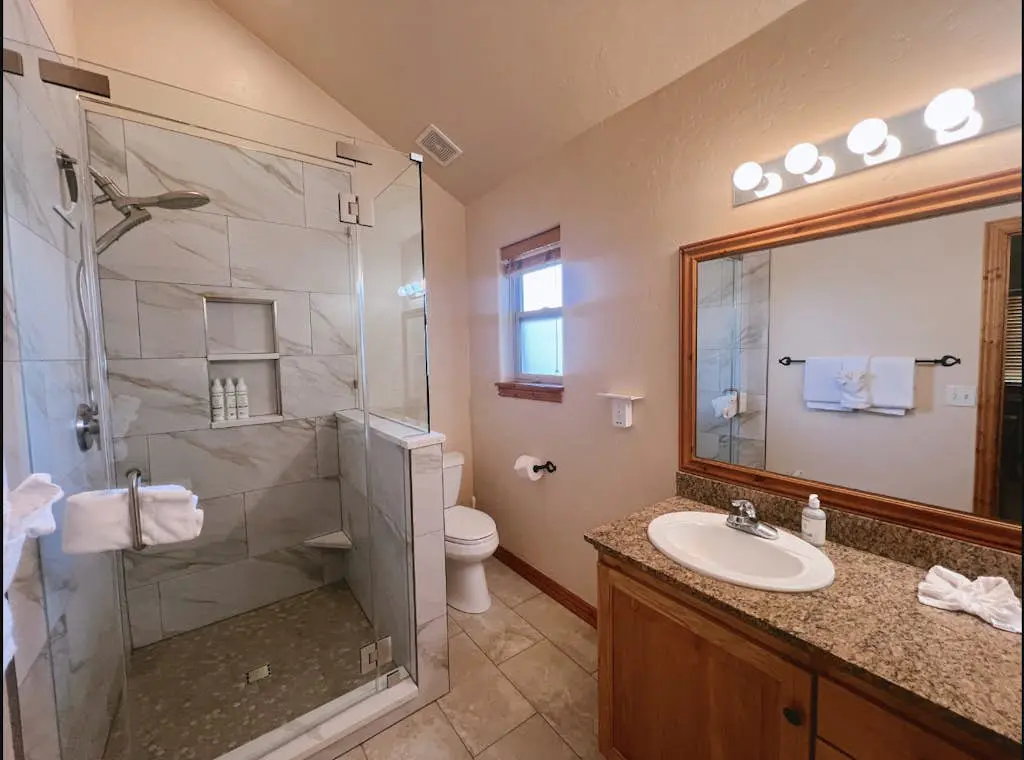 Comfortable Family Home with Private Hot Tub - Community Pool & Gym