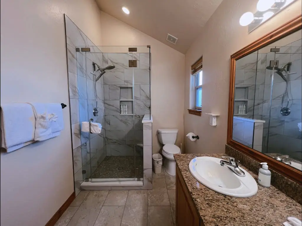 Comfortable Family Home with Private Hot Tub - Community Pool & Gym