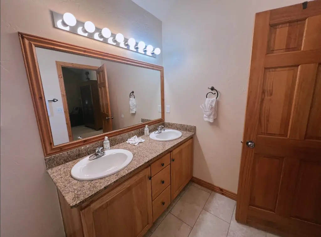 Comfortable Family Home with Private Hot Tub - Community Pool & Gym