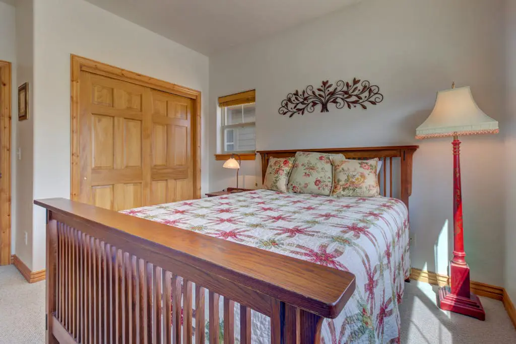 Comfortable Family Home with Private Hot Tub - Community Pool & Gym