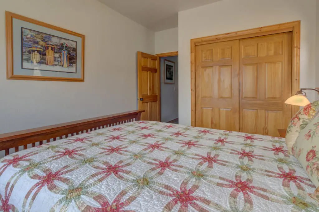 Comfortable Family Home with Private Hot Tub - Community Pool & Gym