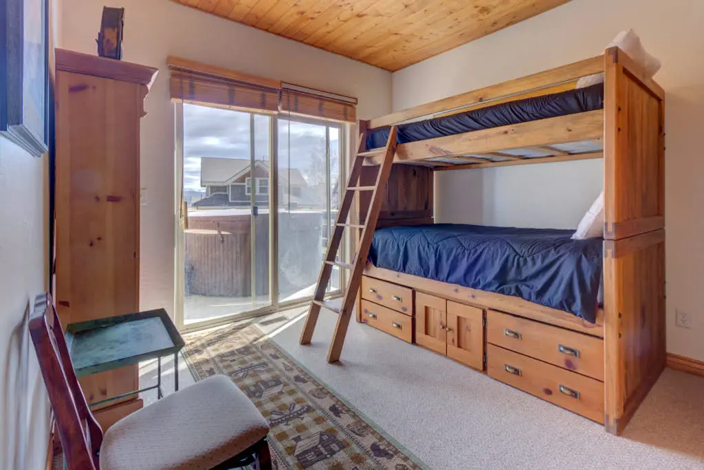 Comfortable Family Home with Private Hot Tub - Community Pool & Gym