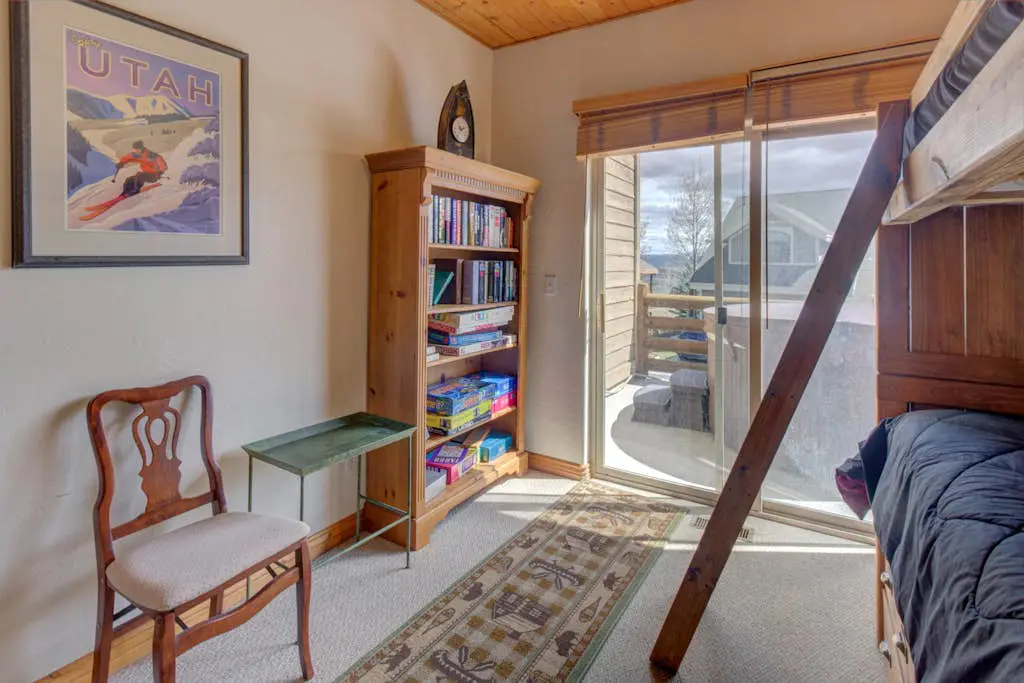 Comfortable Family Home with Private Hot Tub - Community Pool & Gym
