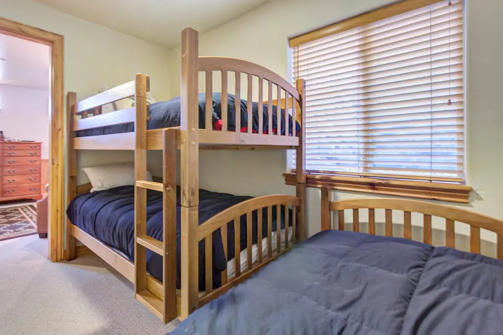 Comfortable Family Home with Private Hot Tub - Community Pool & Gym