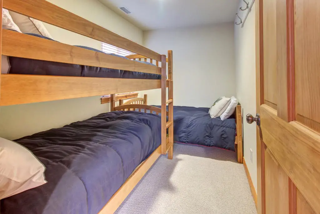 Comfortable Family Home with Private Hot Tub - Community Pool & Gym