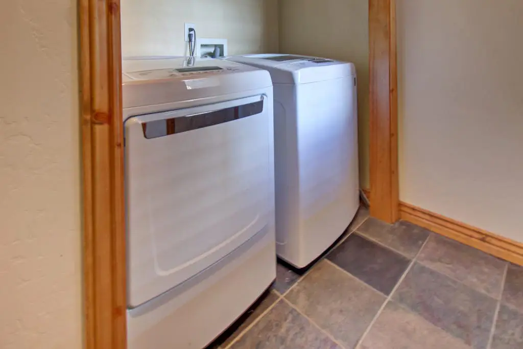 Comfortable Family Home with Private Hot Tub - Community Pool & Gym