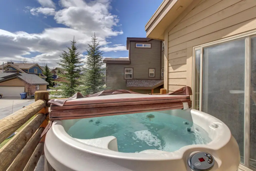 Comfortable Family Home with Private Hot Tub - Community Pool & Gym