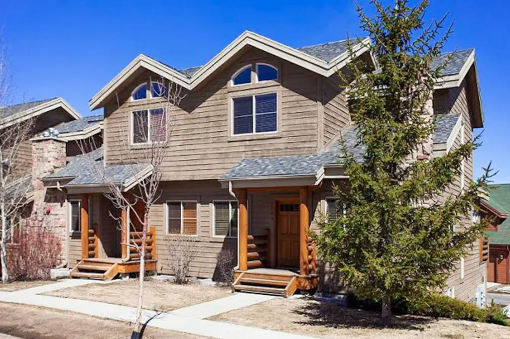 Comfortable Family Home with Private Hot Tub - Community Pool & Gym