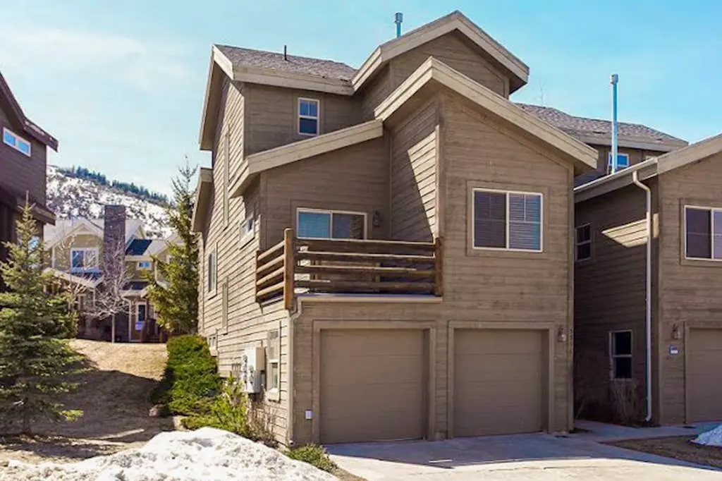 Comfortable Family Home with Private Hot Tub - Community Pool & Gym