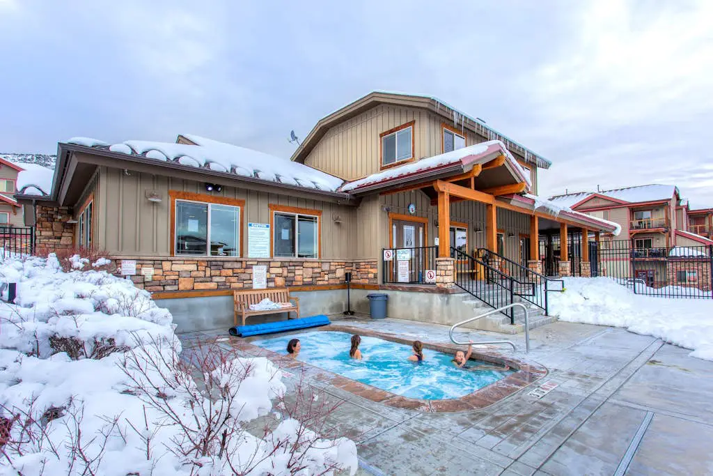 Comfortable Family Home with Private Hot Tub - Community Pool & Gym