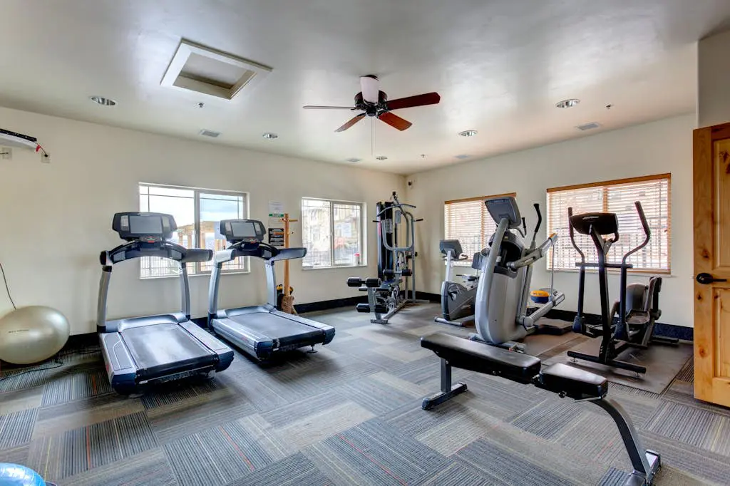 Comfortable Family Home with Private Hot Tub - Community Pool & Gym