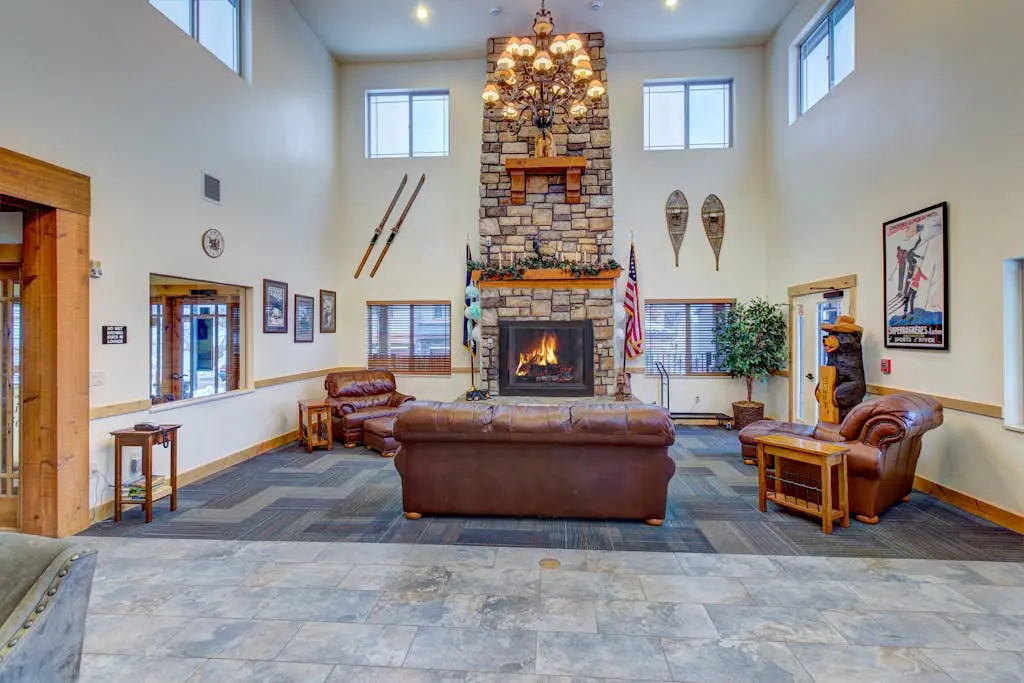 Comfortable Family Home with Private Hot Tub - Community Pool & Gym
