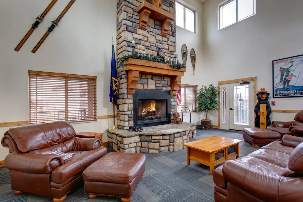 Comfortable Family Home with Private Hot Tub - Community Pool & Gym