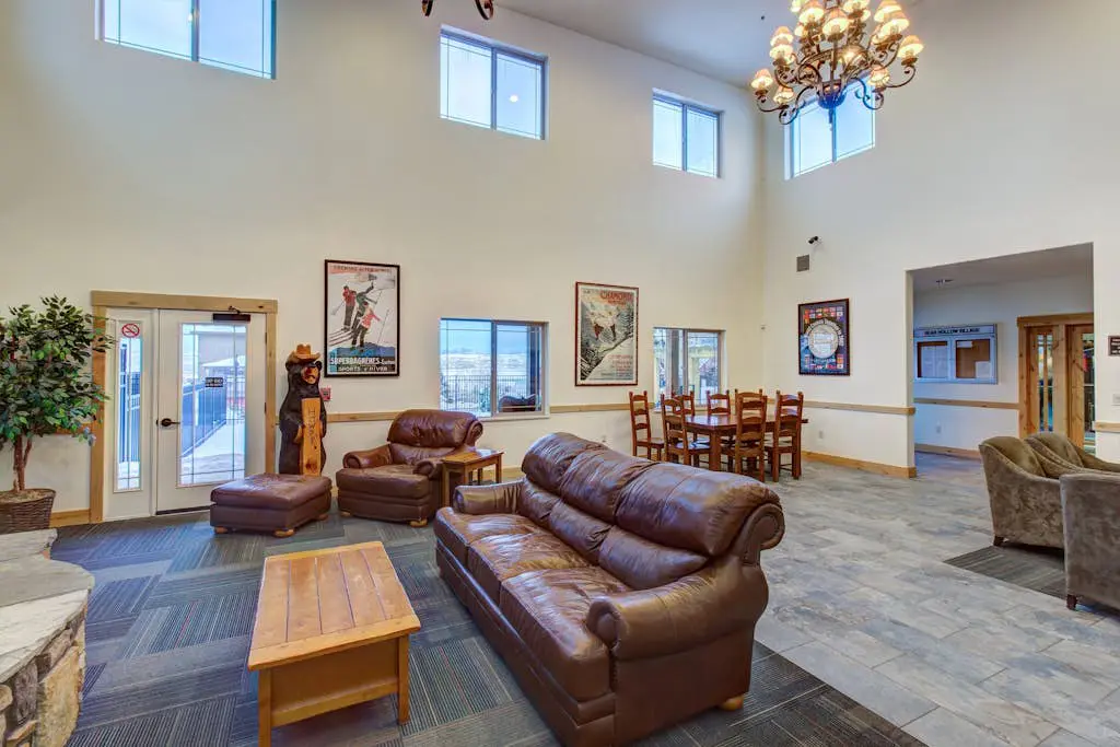 Comfortable Family Home with Private Hot Tub - Community Pool & Gym