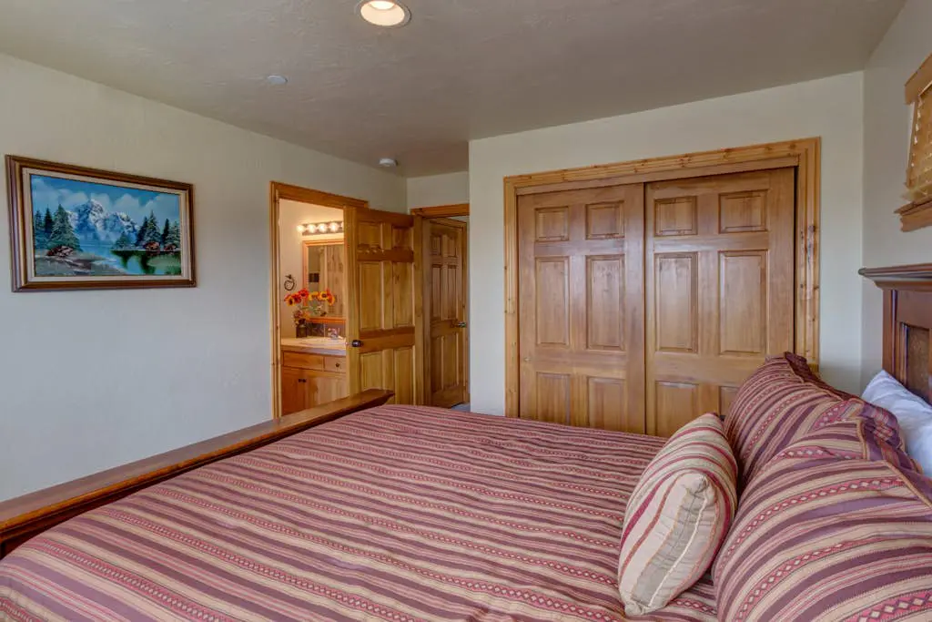 Comfortable Family Home with Private Hot Tub - Community Pool & Gym