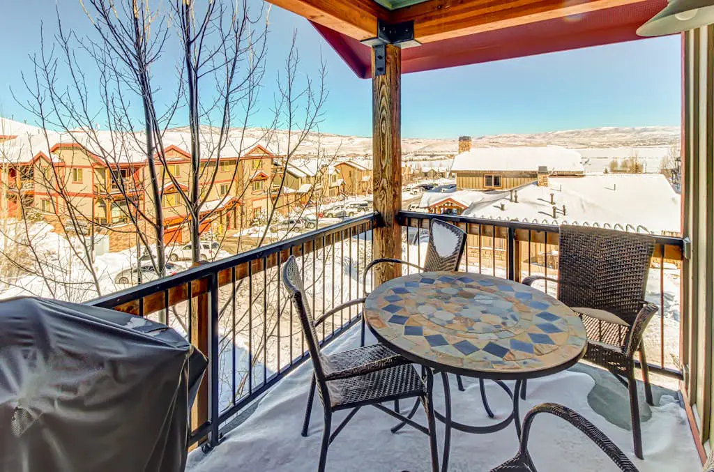 Luxury Condo with  Private Balcony, Seasonal Pool, Hot Tubs - Close to Skiing