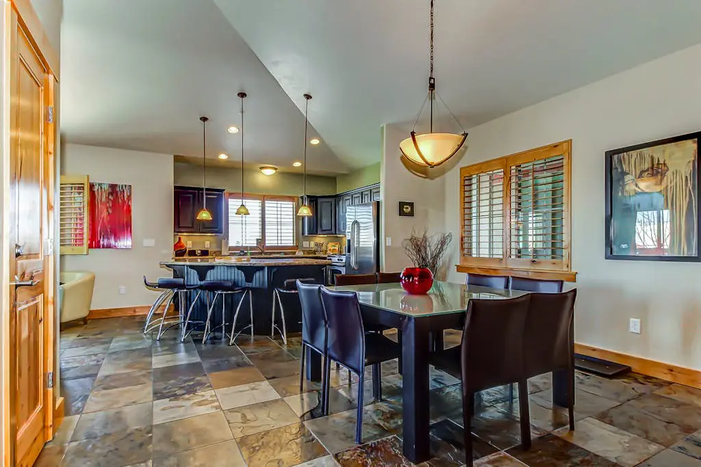 Luxury Condo with  Private Balcony, Seasonal Pool, Hot Tubs - Close to Skiing