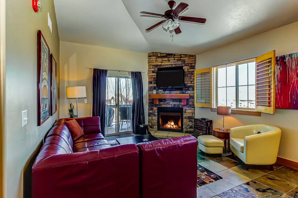 Luxury Condo with  Private Balcony, Seasonal Pool, Hot Tubs - Close to Skiing