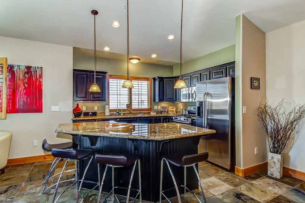 Luxury Condo with  Private Balcony, Seasonal Pool, Hot Tubs - Close to Skiing