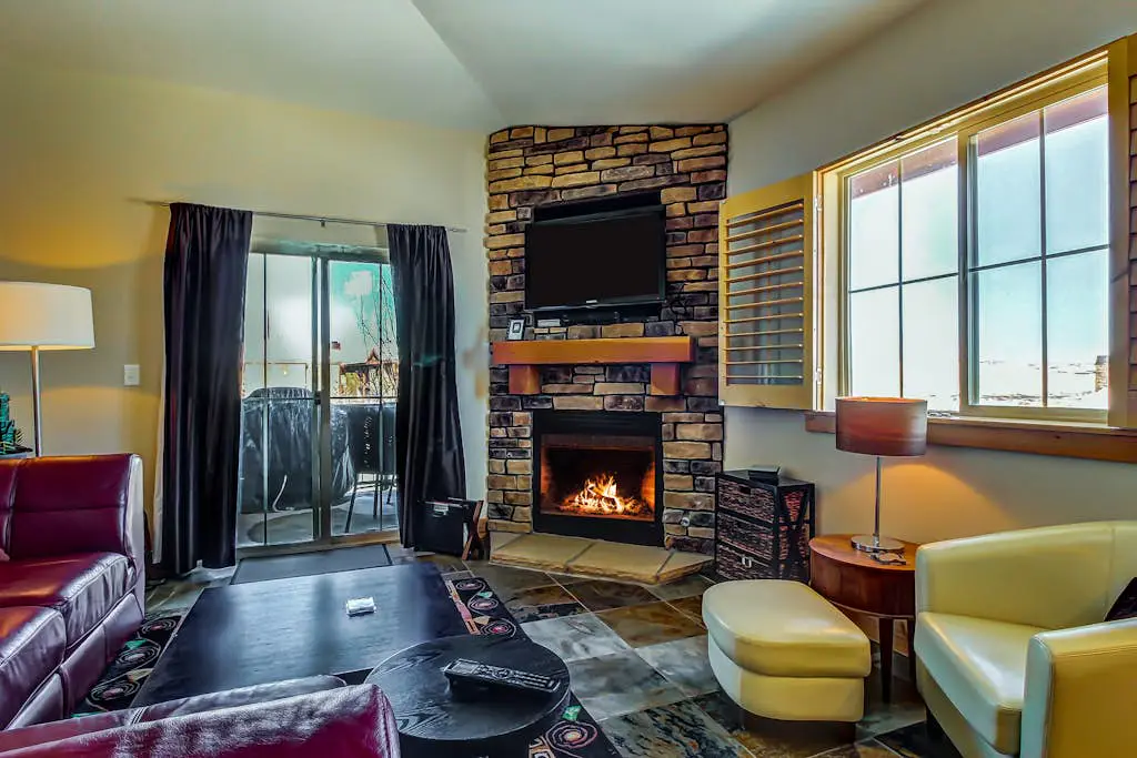 Luxury Condo with  Private Balcony, Seasonal Pool, Hot Tubs - Close to Skiing