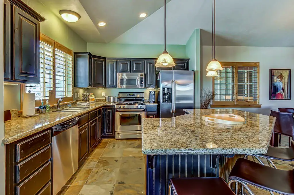 Luxury Condo with  Private Balcony, Seasonal Pool, Hot Tubs - Close to Skiing