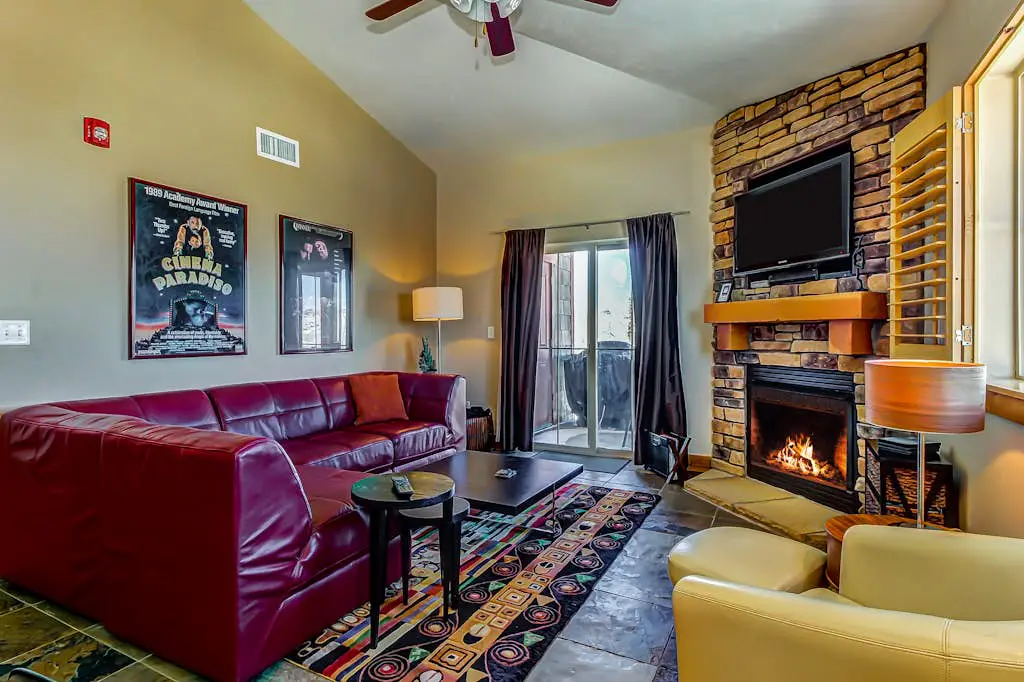 Luxury Condo with  Private Balcony, Seasonal Pool, Hot Tubs - Close to Skiing