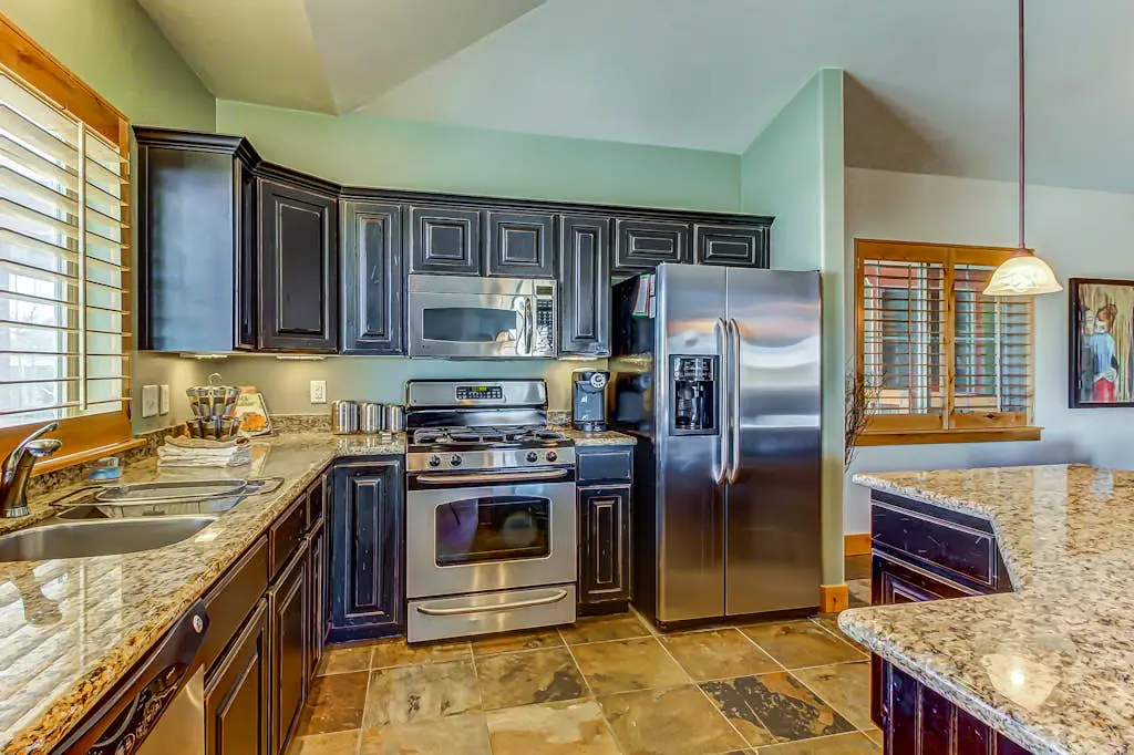 Luxury Condo with  Private Balcony, Seasonal Pool, Hot Tubs - Close to Skiing