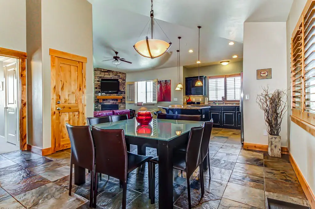 Luxury Condo with  Private Balcony, Seasonal Pool, Hot Tubs - Close to Skiing