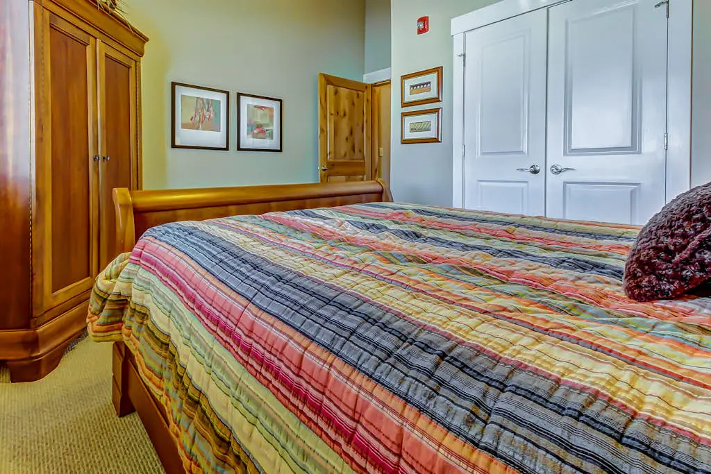 Luxury Condo with  Private Balcony, Seasonal Pool, Hot Tubs - Close to Skiing