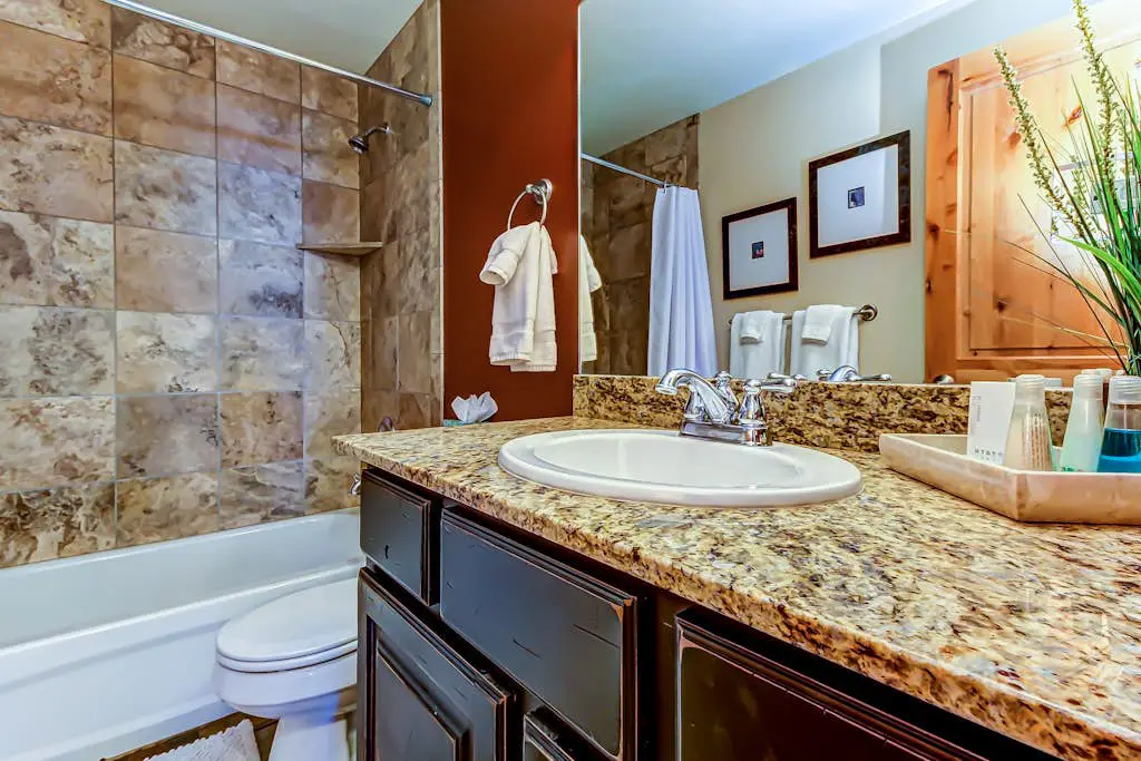 Luxury Condo with  Private Balcony, Seasonal Pool, Hot Tubs - Close to Skiing