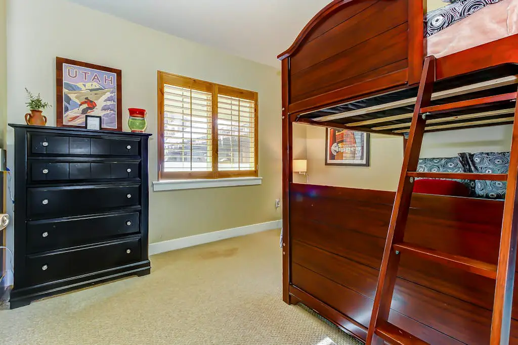 Luxury Condo with  Private Balcony, Seasonal Pool, Hot Tubs - Close to Skiing