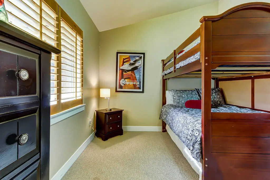 Luxury Condo with  Private Balcony, Seasonal Pool, Hot Tubs - Close to Skiing