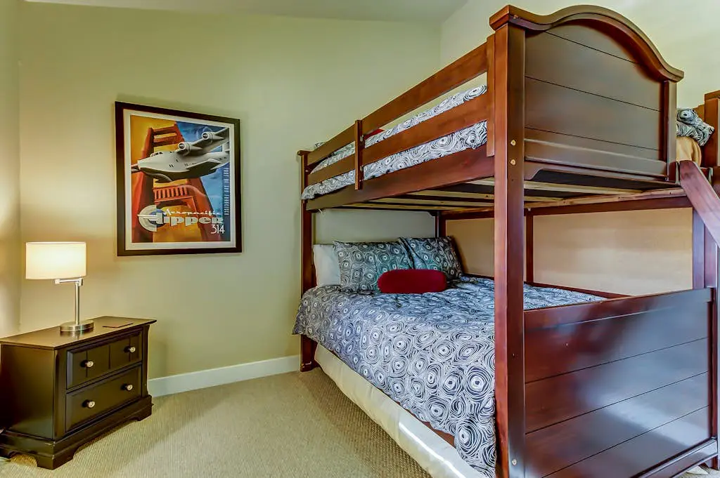 Luxury Condo with  Private Balcony, Seasonal Pool, Hot Tubs - Close to Skiing