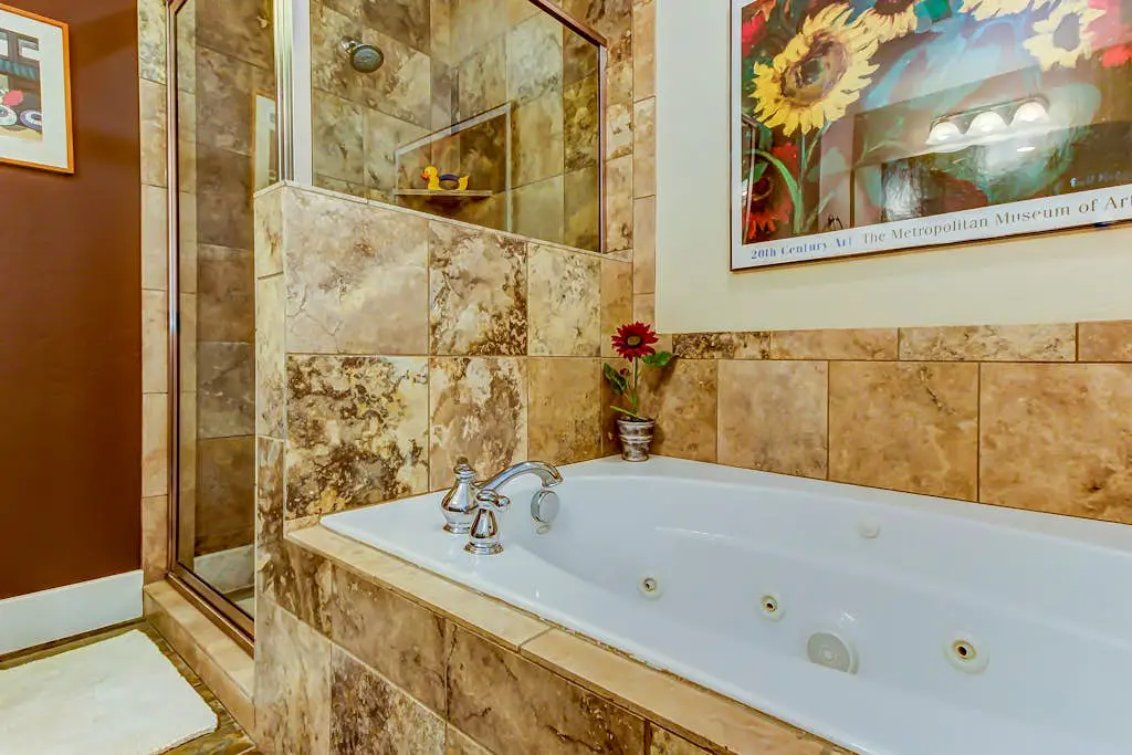 Luxury Condo with  Private Balcony, Seasonal Pool, Hot Tubs - Close to Skiing