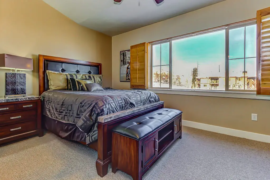Luxury Condo with  Private Balcony, Seasonal Pool, Hot Tubs - Close to Skiing