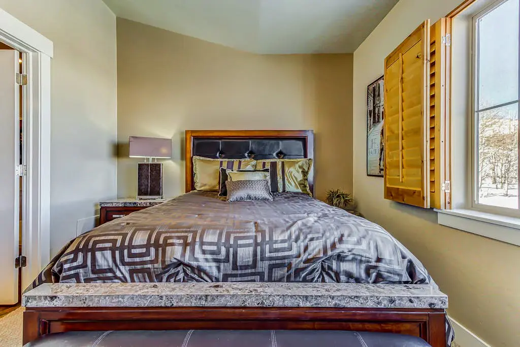 Luxury Condo with  Private Balcony, Seasonal Pool, Hot Tubs - Close to Skiing
