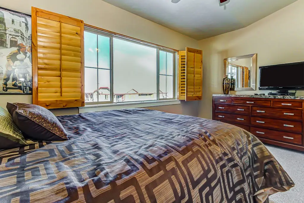 Luxury Condo with  Private Balcony, Seasonal Pool, Hot Tubs - Close to Skiing
