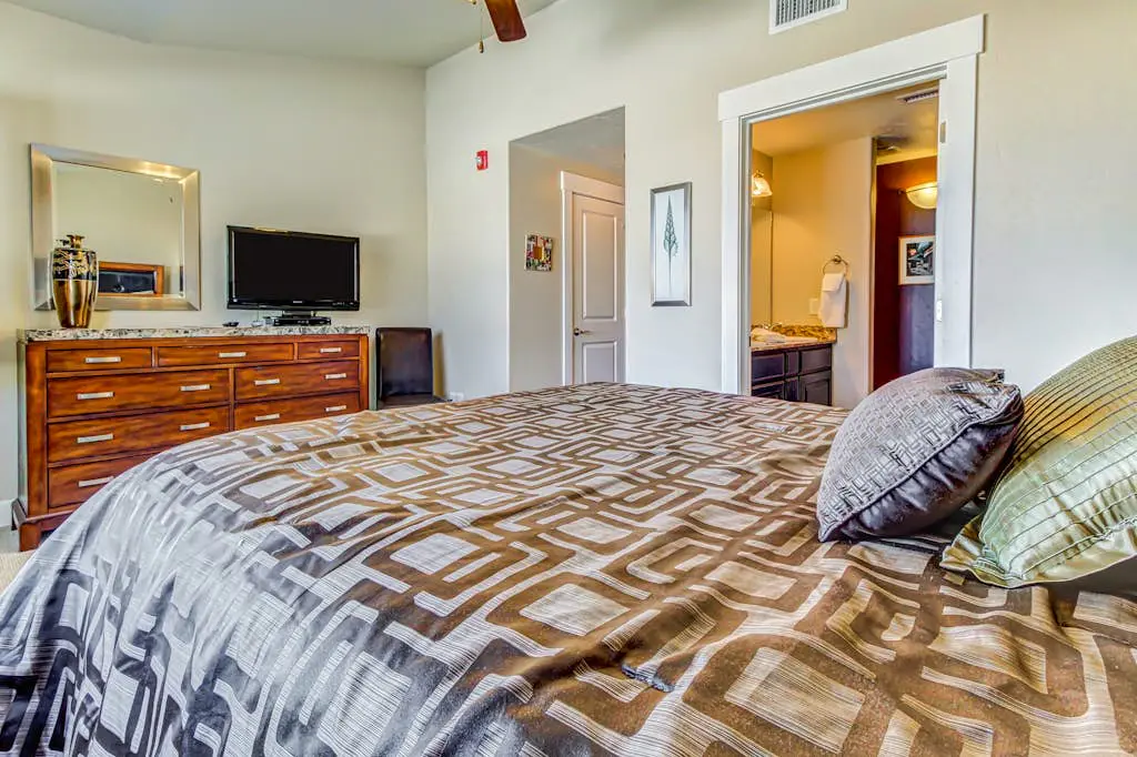 Luxury Condo with  Private Balcony, Seasonal Pool, Hot Tubs - Close to Skiing