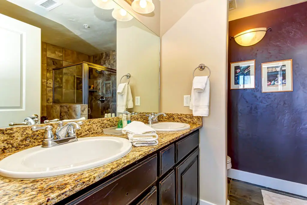 Luxury Condo with  Private Balcony, Seasonal Pool, Hot Tubs - Close to Skiing