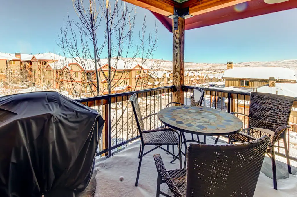 Luxury Condo with  Private Balcony, Seasonal Pool, Hot Tubs - Close to Skiing