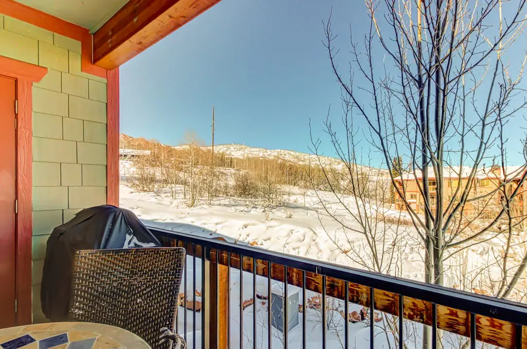 Luxury Condo with  Private Balcony, Seasonal Pool, Hot Tubs - Close to Skiing
