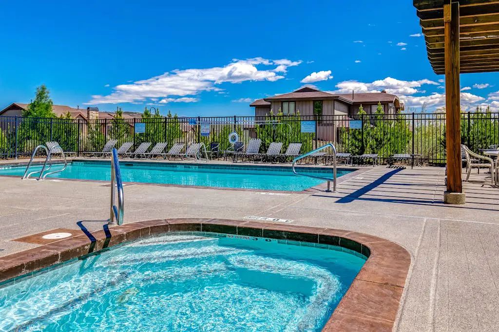 Luxury Condo with  Private Balcony, Seasonal Pool, Hot Tubs - Close to Skiing