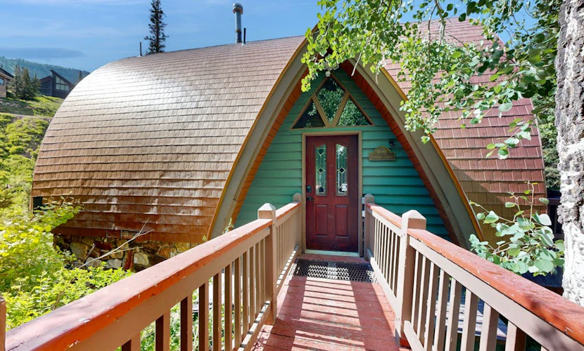 Iconic creekside mountain home with hot tub, fireplaces, balcony & amazing views