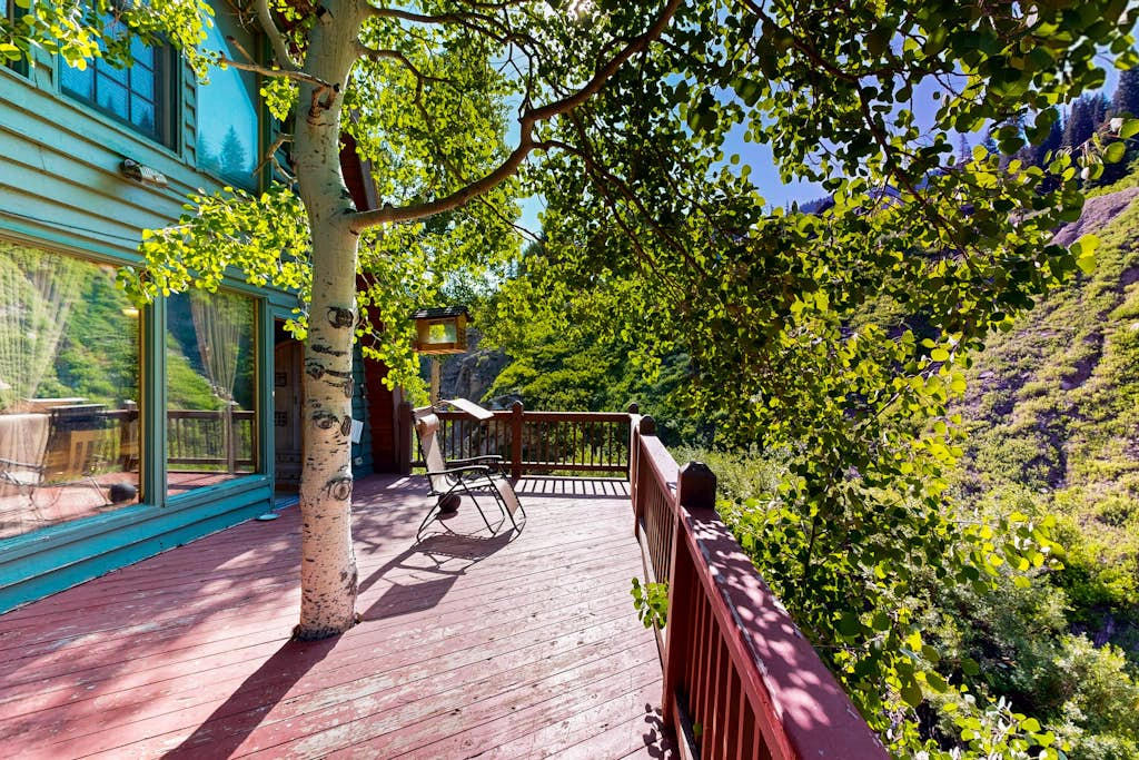 Iconic creekside mountain home with hot tub, fireplaces, balcony & amazing views