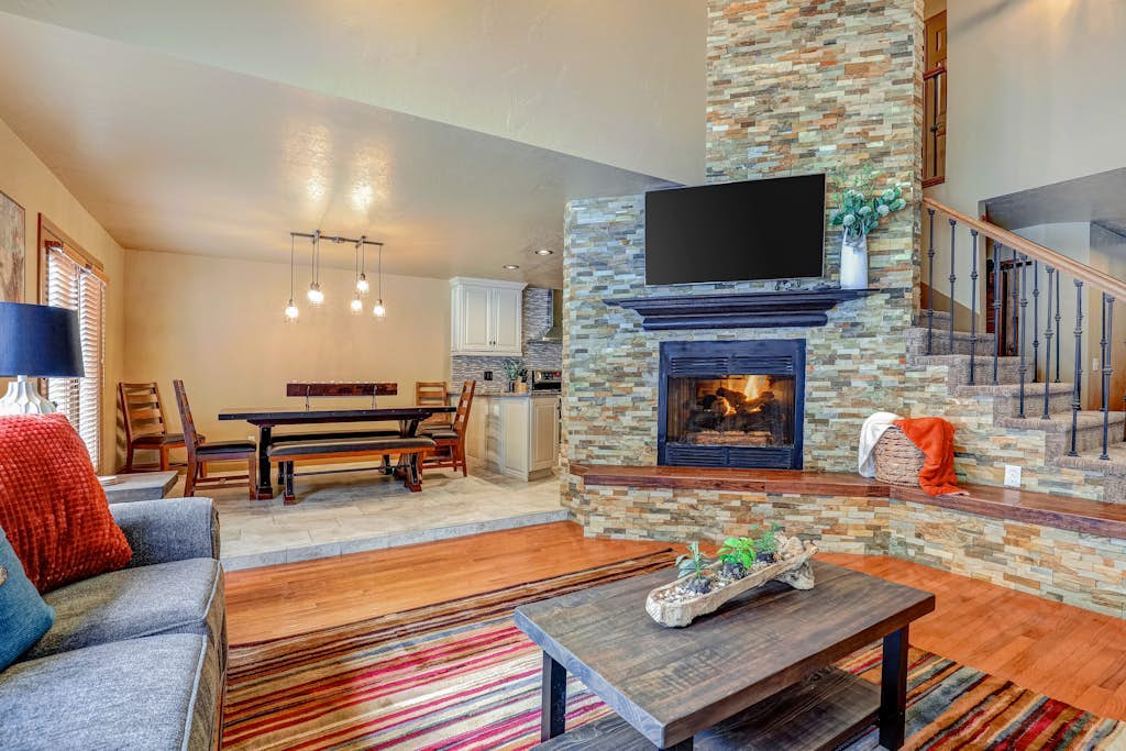 Recently updated townhome w/ a private hot tub, deck, & wet bar - bus to slopes