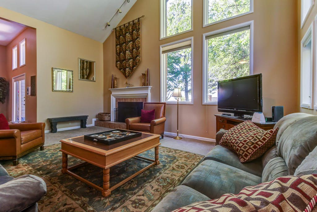 Spacious & upscale condo w/ private hot tub, easy access to ski resorts