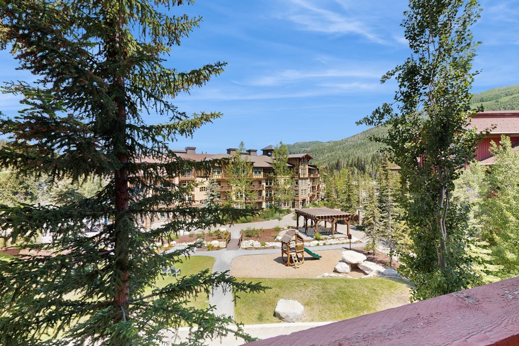 Ski-in/out condo w/mountain views, shared hot tub & pool & Club Solitude access