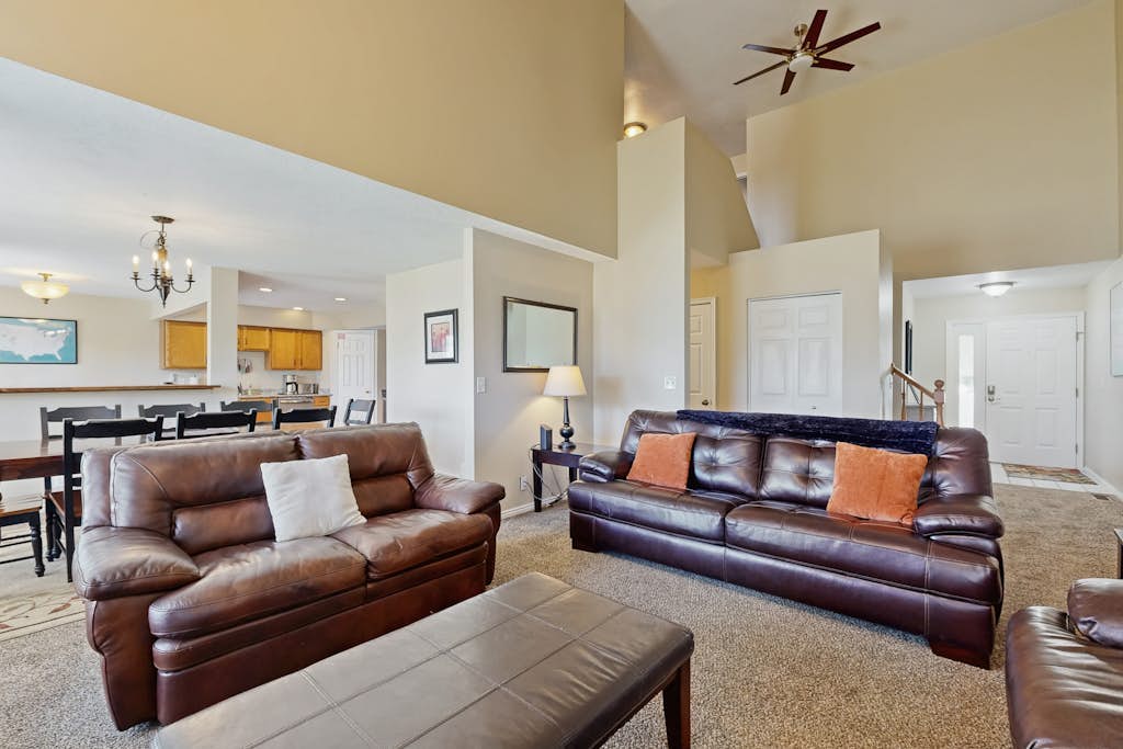 Roomy townhouse with full kitchen, private hot tub & patio - near skiing