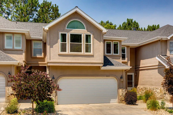 Terrific, central location for ski resort access w/ private hot tub & fireplace